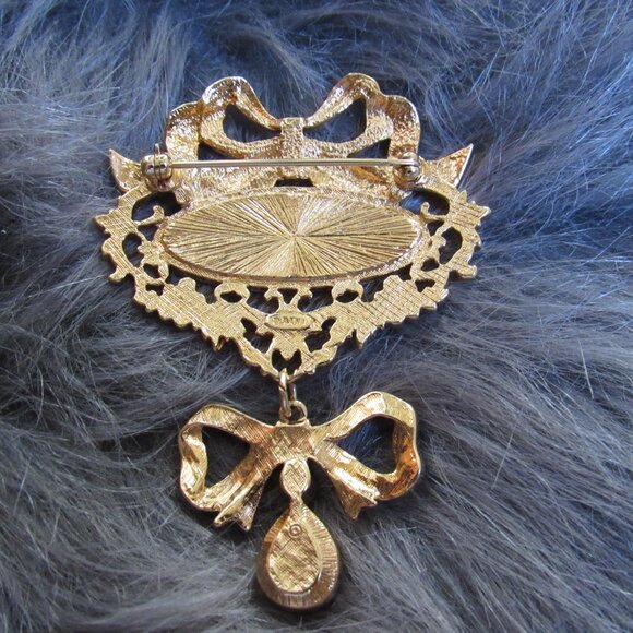 VINTAGE-AVON-JEWELED BROOCH-DANGLING BOW-PURPLE "AMETHYST"-OVAL PEARL - Picture 6 of 7